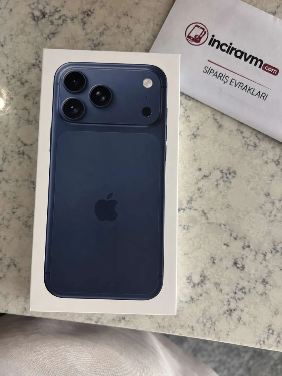 Müşteri fotoğrafı: lacivert iPhone kutusu ve sipariş evrakı