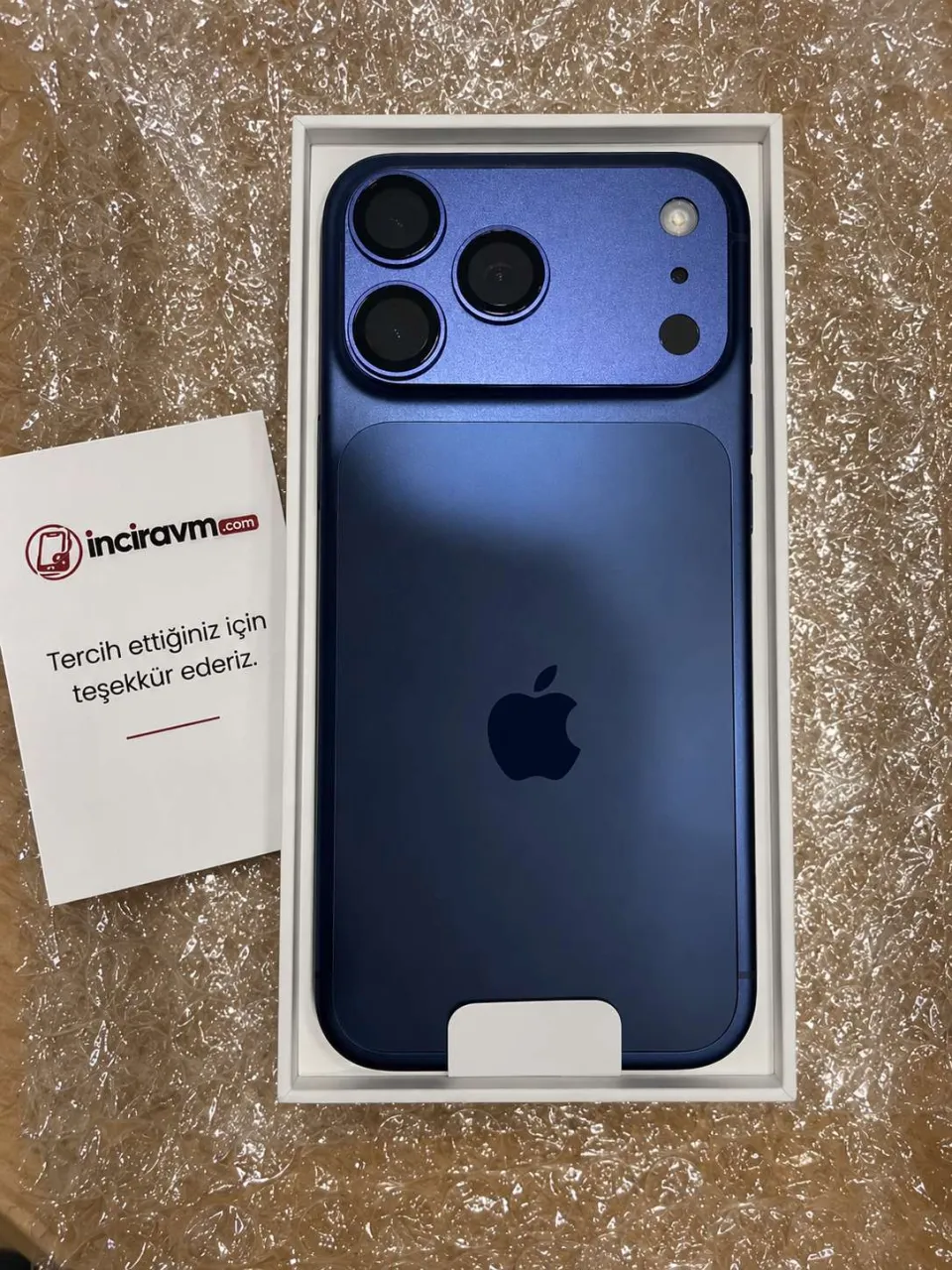 Müşteri fotoğrafı: açılmış mavi iPhone kutusu ve teşekkür kartı